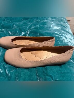 Trotters Scalloped Edge Ballet Flats in Taupe- Women